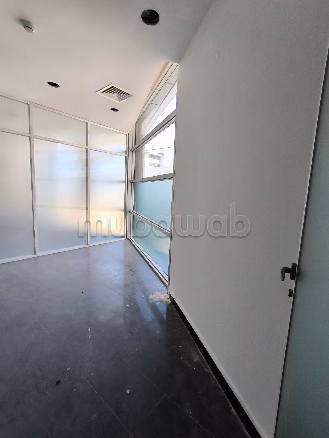 Oficinas en alquiler en Agdal. Superficie de 380 m². Ventanas de doble acristalamiento y calefacción central.