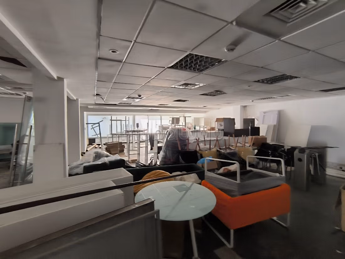 Oficinas en alquiler en Agdal. Superficie de 380 m². Ventanas de doble acristalamiento y calefacción central.