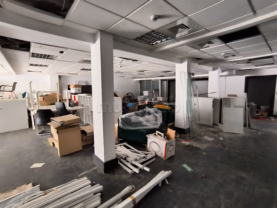 Oficinas en alquiler en Agdal. Superficie de 380 m². Ventanas de doble acristalamiento y calefacción central.