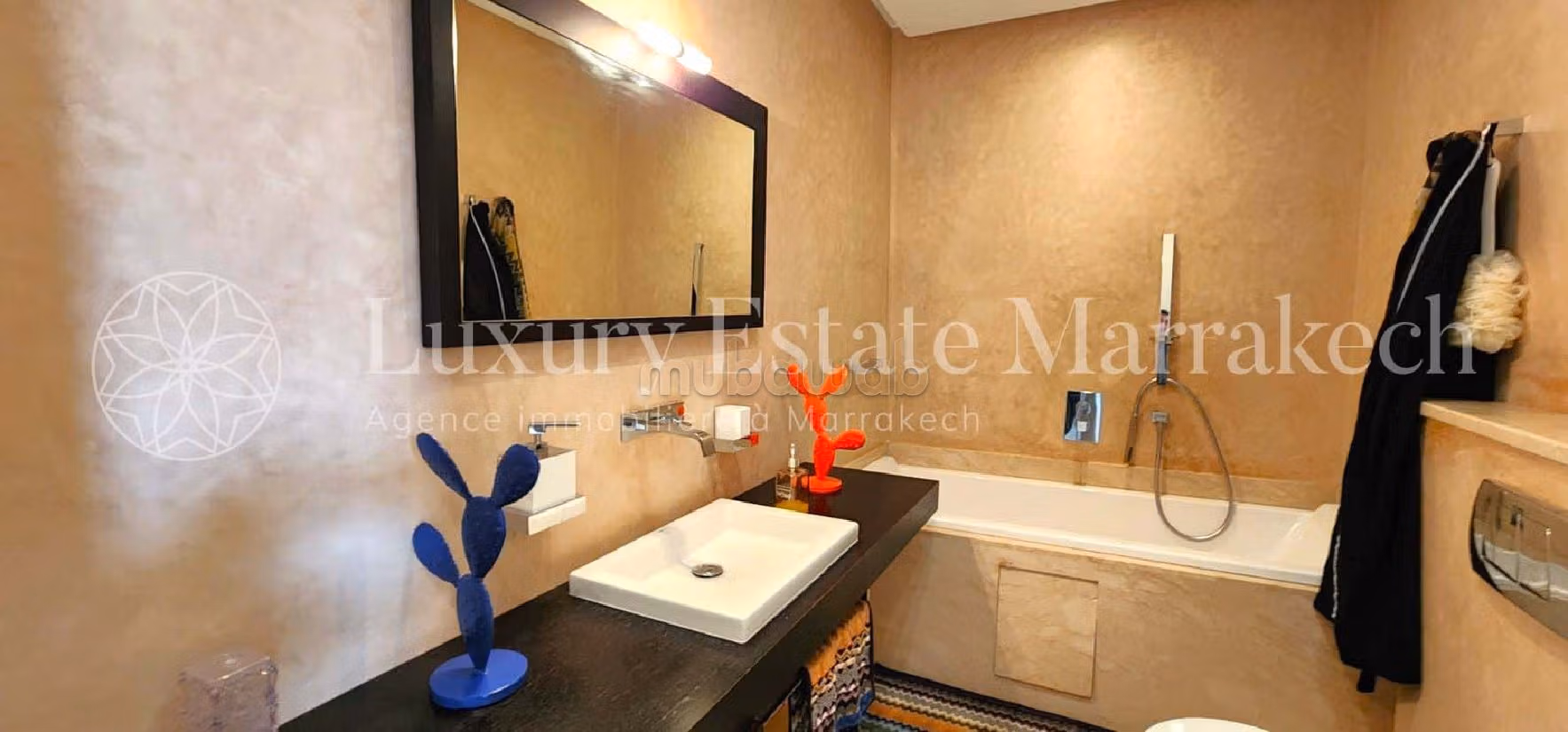 Magnífica villa en venta en Sidi Youssef. Área total 433 m². Bien decorado. 