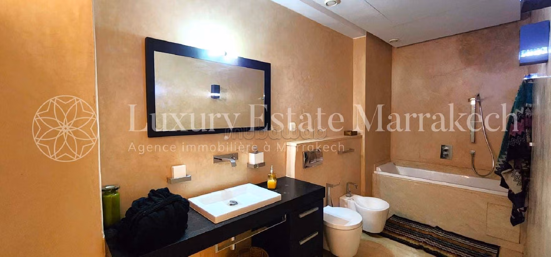 Magnífica villa en venta en Sidi Youssef. Área total 433 m². Bien decorado. 