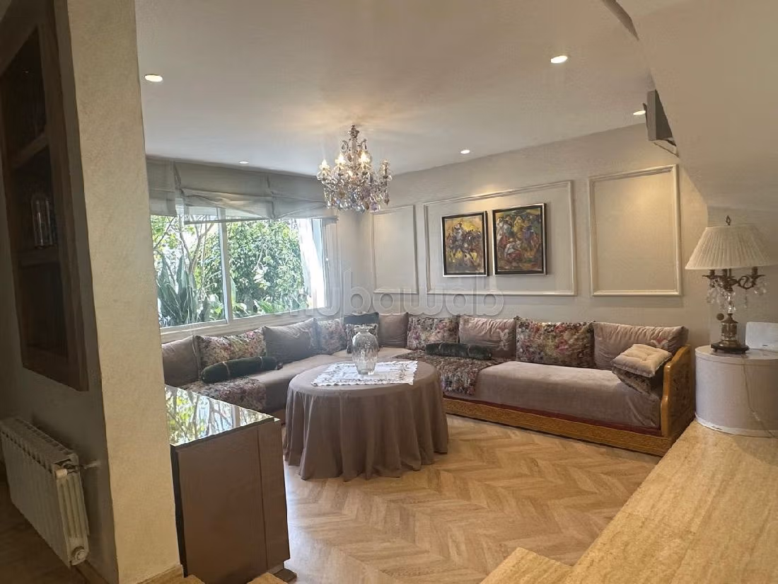 Splendide villa à vendre à Californie 450m2.4 chambres agréables. Cheminée, piscine