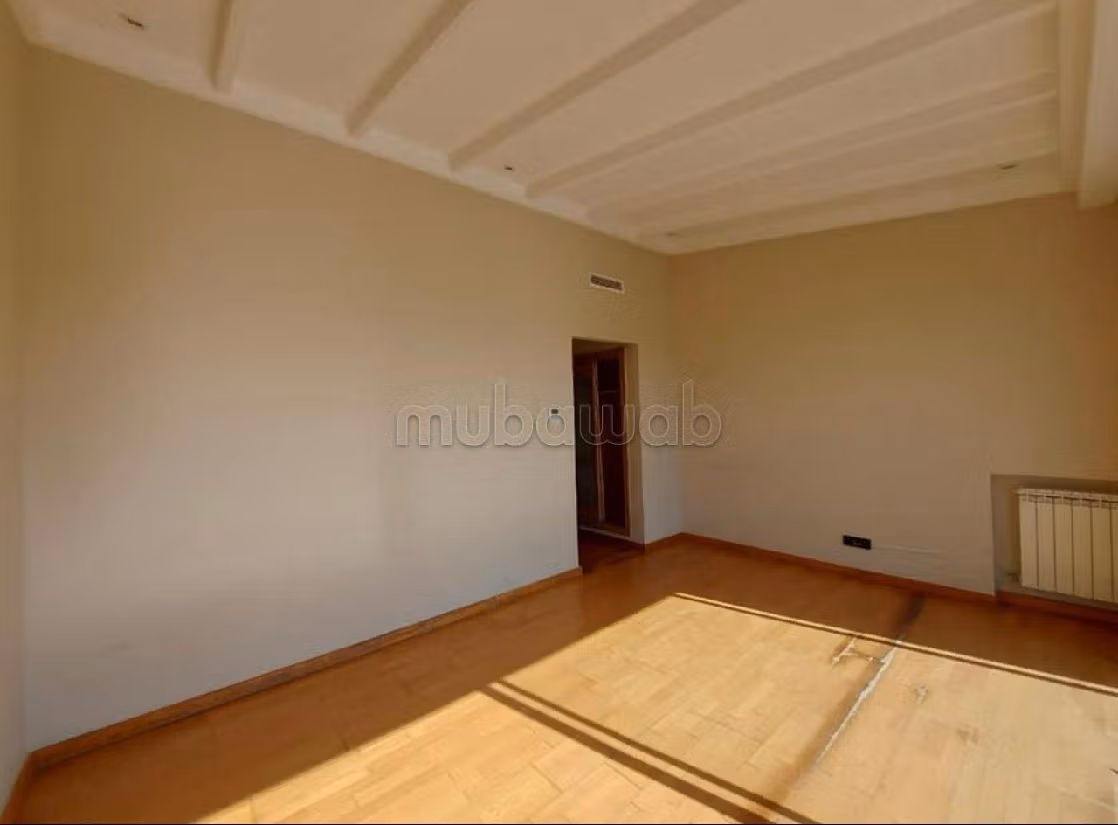 High quality villa for rent. 3 beautiful rooms. Usable fireplace, Large swimming pool. 