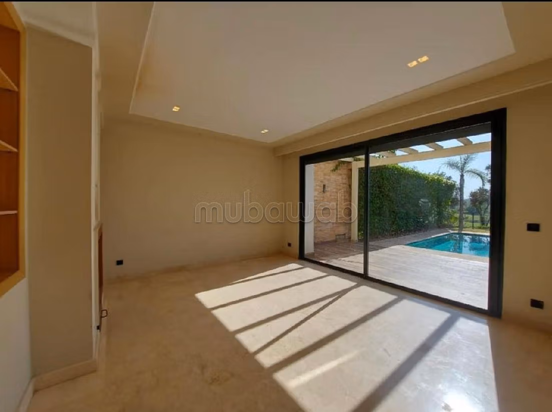 High quality villa for rent. 3 beautiful rooms. Usable fireplace, Large swimming pool. 