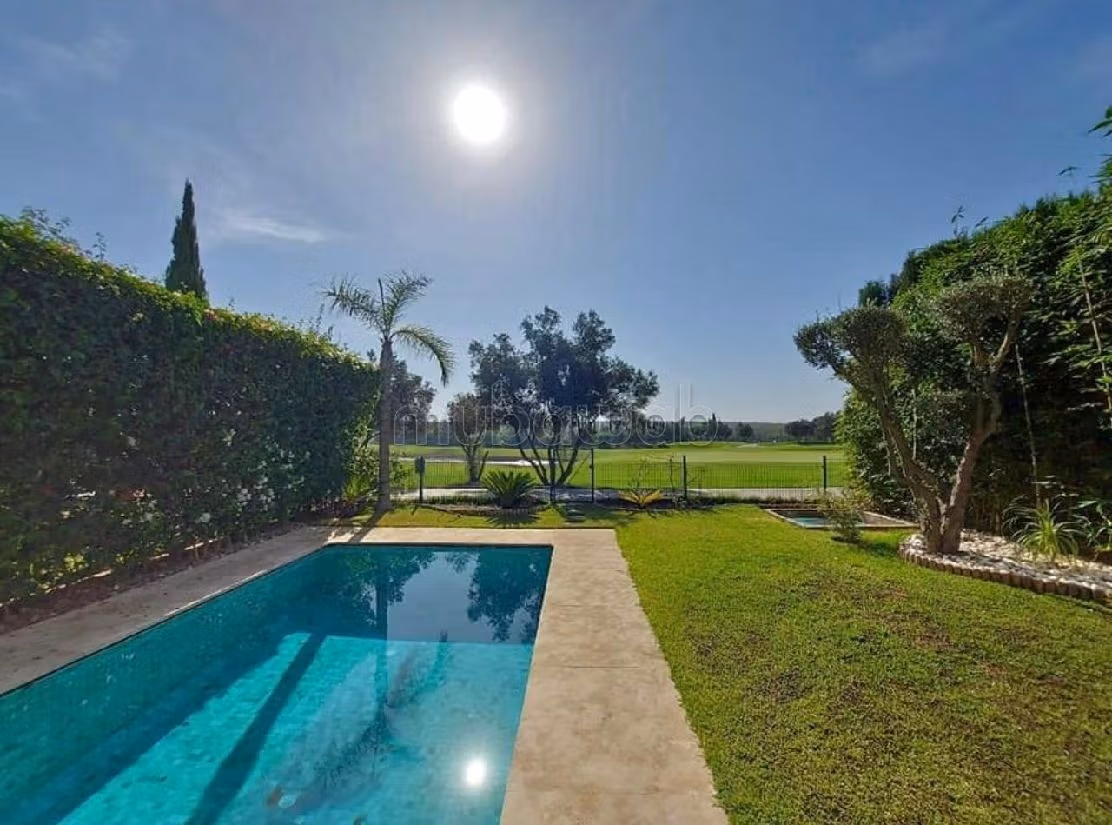 High quality villa for rent. 3 beautiful rooms. Usable fireplace, Large swimming pool. 