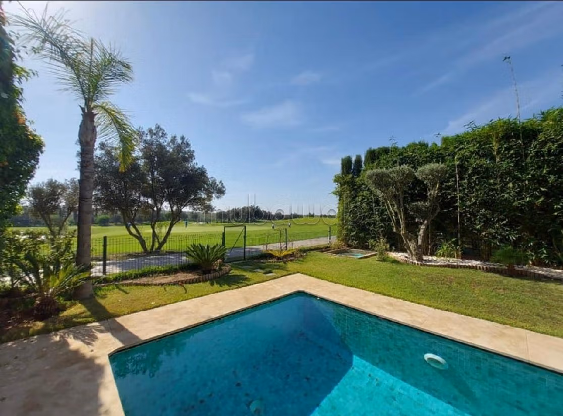 High quality villa for rent. 3 beautiful rooms. Usable fireplace, Large swimming pool. 