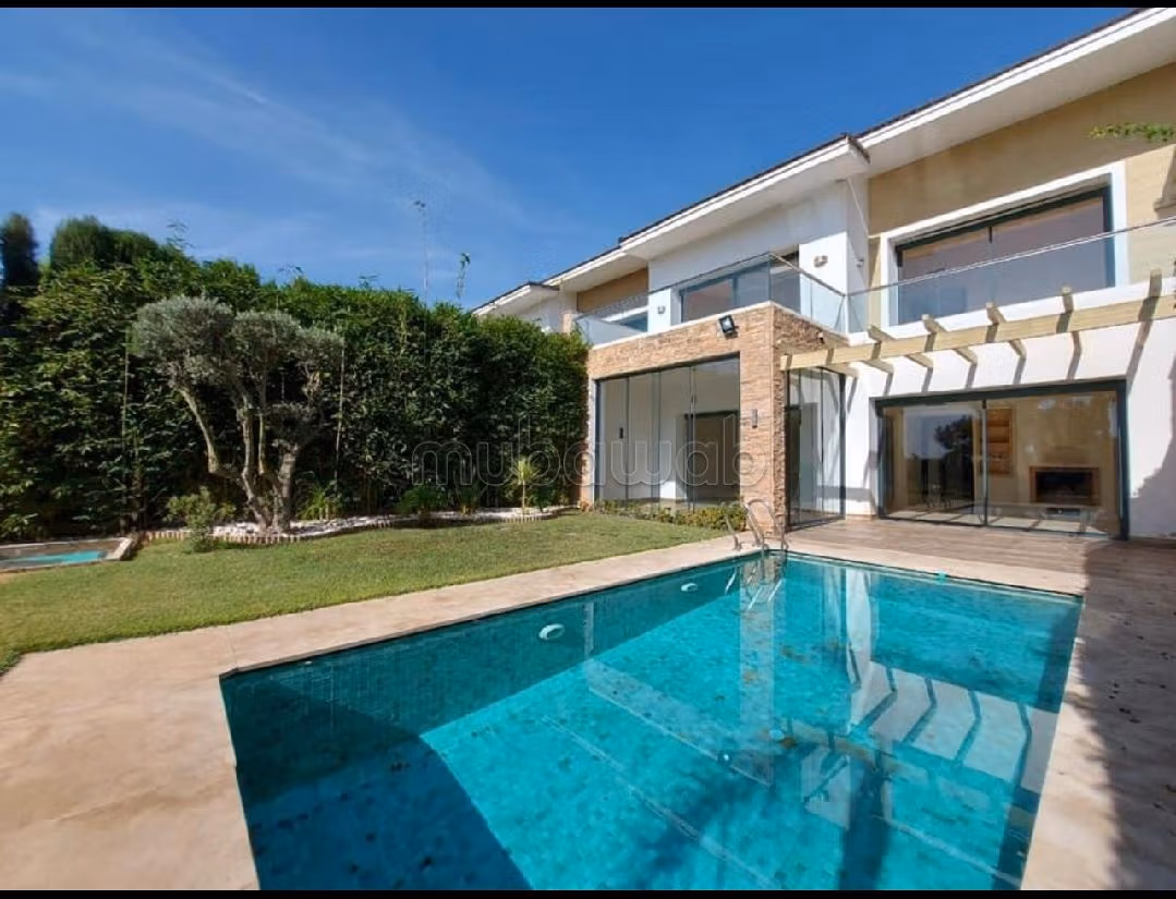 High quality villa for rent. 3 beautiful rooms. Usable fireplace, Large swimming pool. 