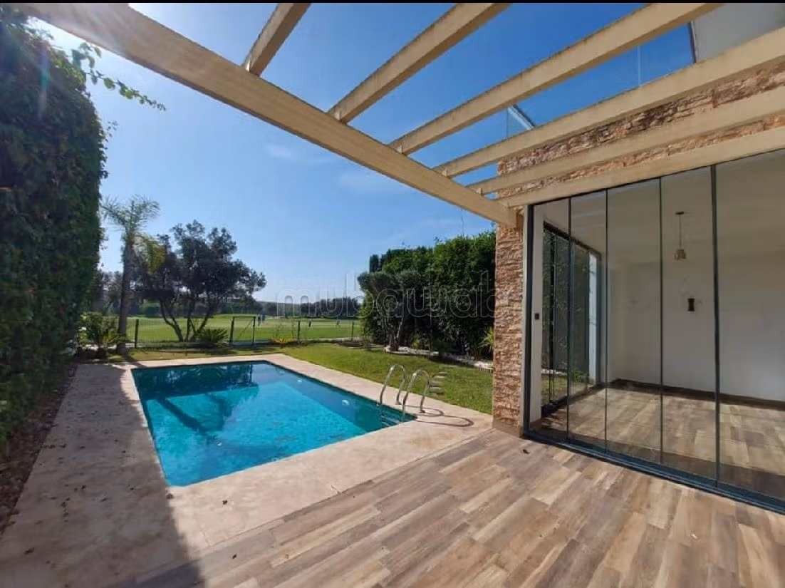 High quality villa for rent. 3 beautiful rooms. Usable fireplace, Large swimming pool. 