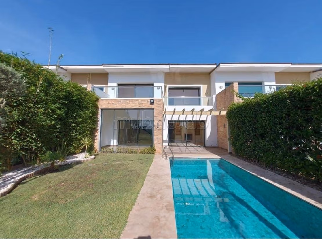 High quality villa for rent. 3 beautiful rooms. Usable fireplace, Large swimming pool. 