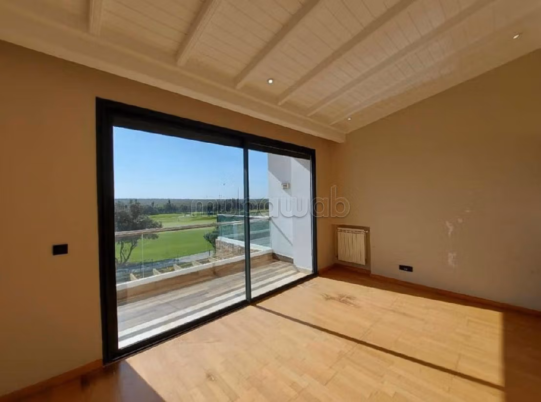 High quality villa for rent. 3 beautiful rooms. Usable fireplace, Large swimming pool. 