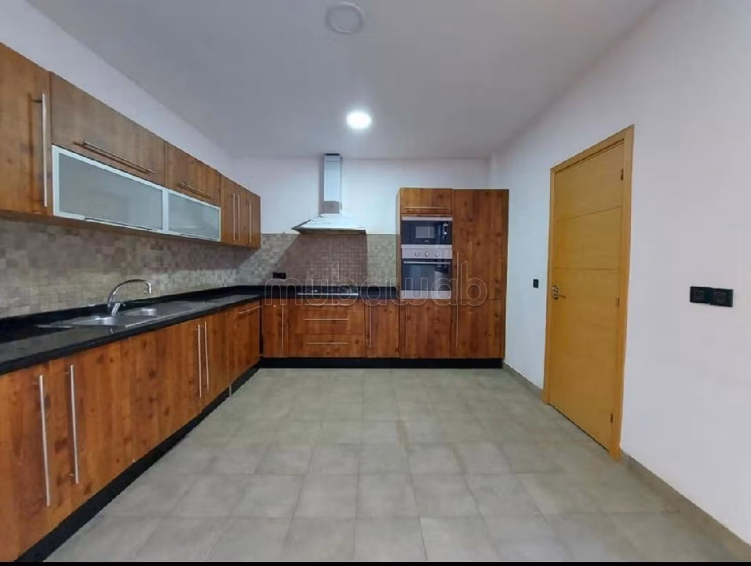 High quality villa for rent. 3 beautiful rooms. Usable fireplace, Large swimming pool. 