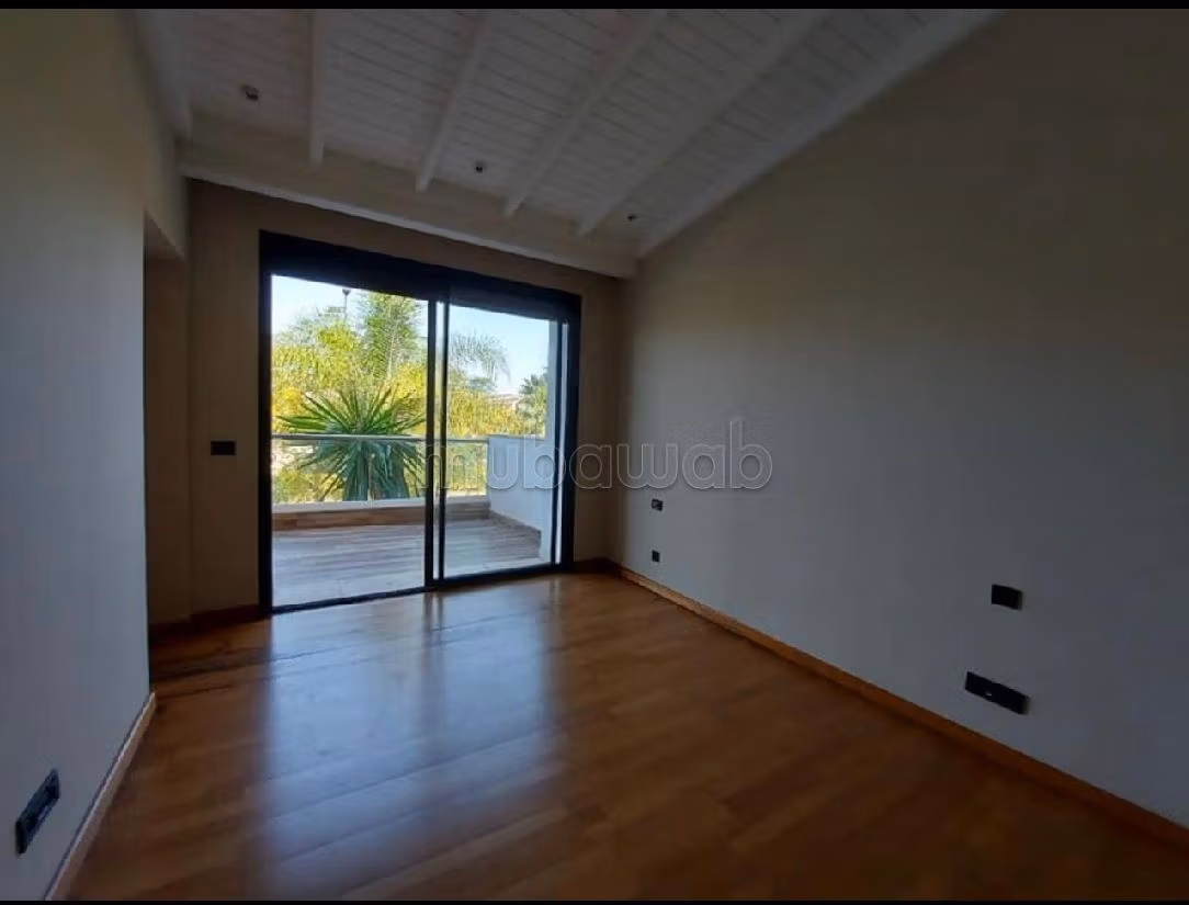 High quality villa for rent. 3 beautiful rooms. Usable fireplace, Large swimming pool. 