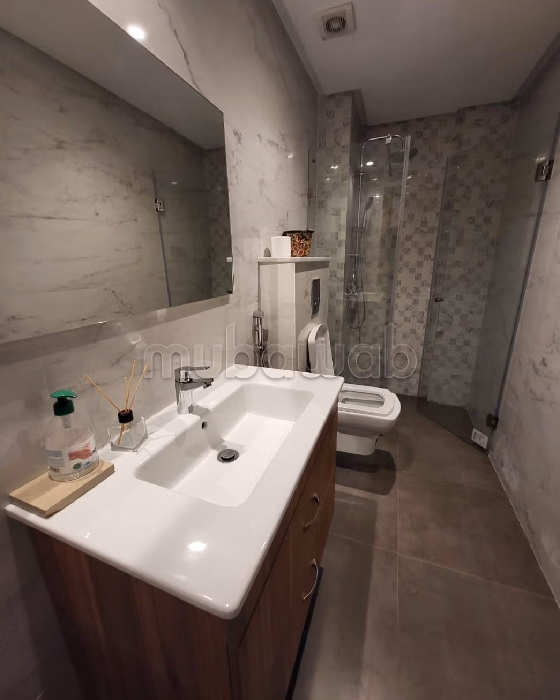 Appartamento in vendita a Izdihar. 8 locali spaziosi. 