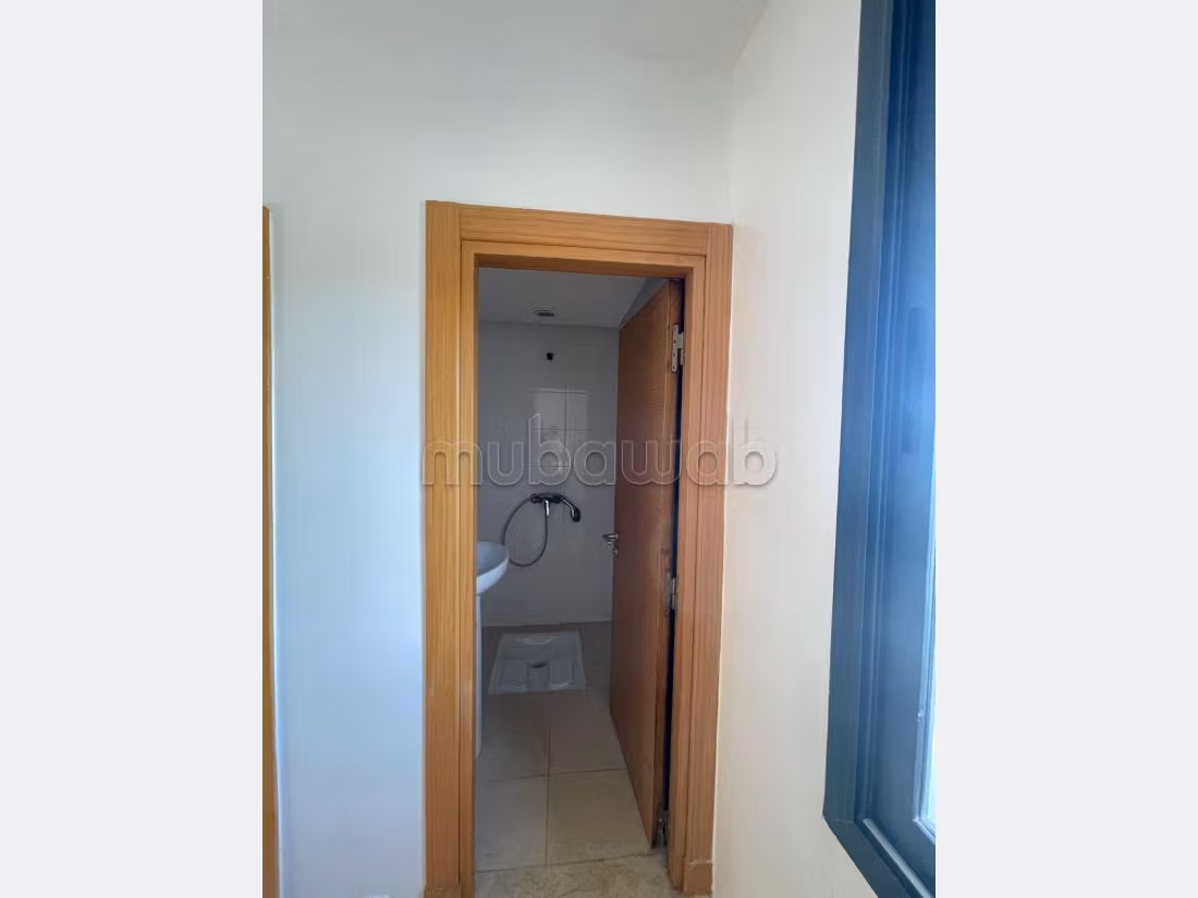 شقة رائعة للإيجار ببوسكورة. 2 غرف جميلة. صالة مغربية تقليدية وباب متين. 