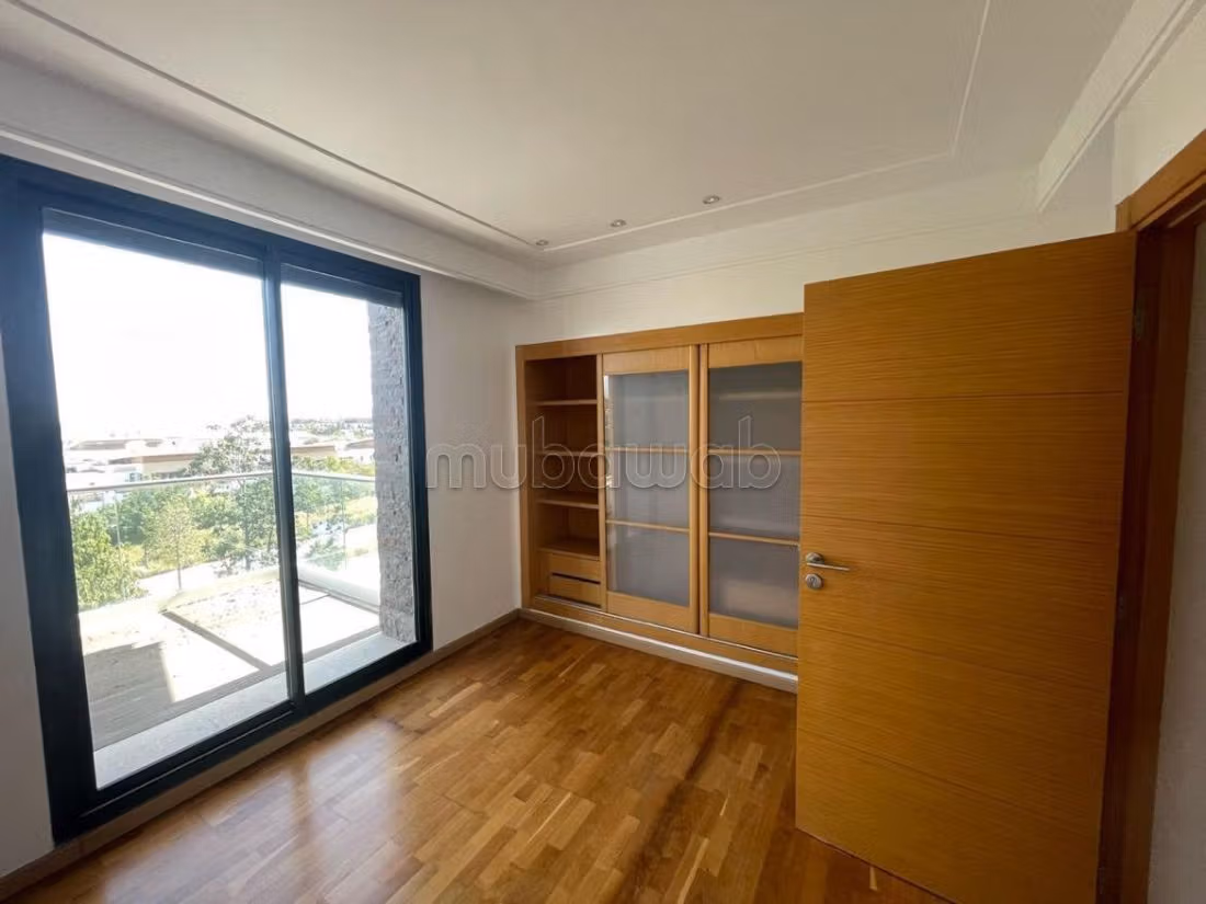 شقة رائعة للإيجار ببوسكورة. 2 غرف جميلة. صالة مغربية تقليدية وباب متين. 