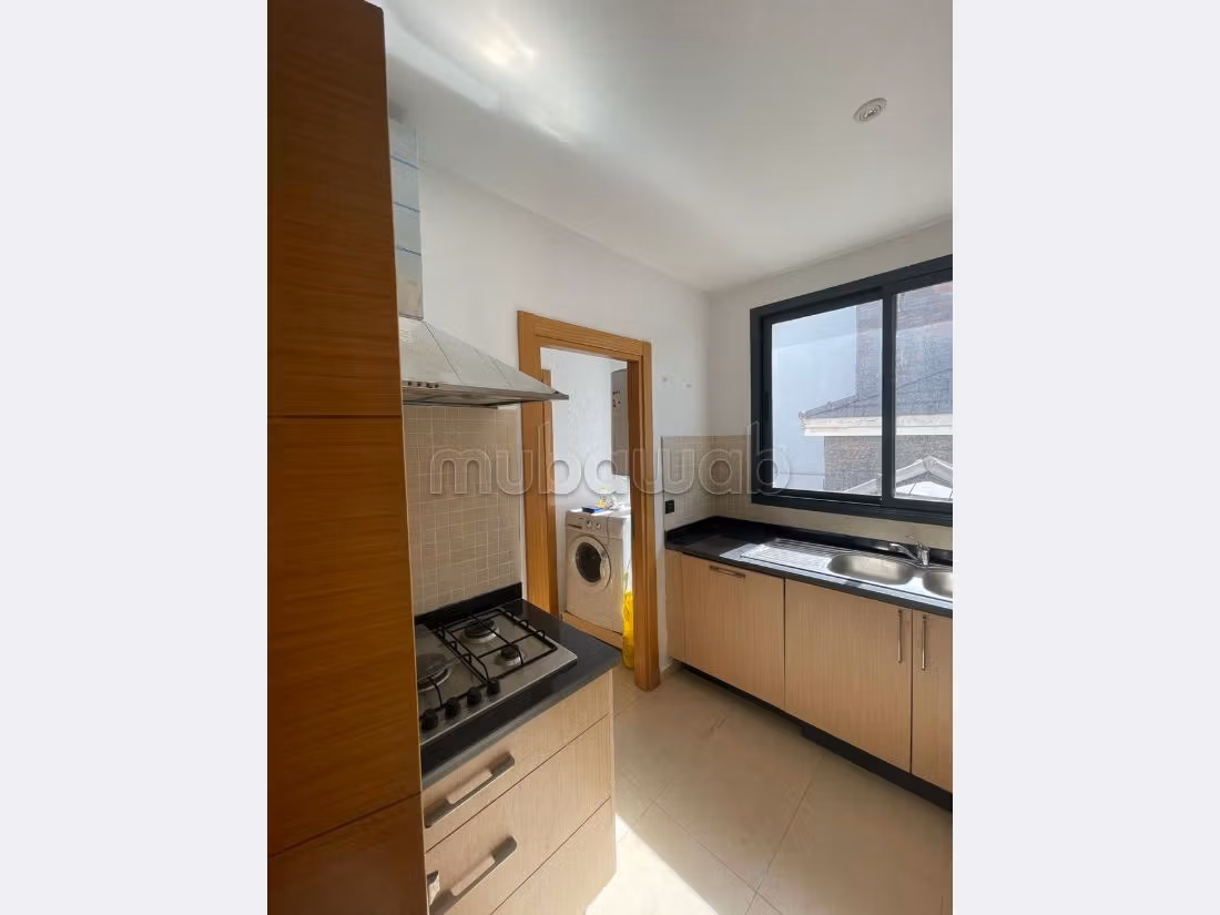 شقة رائعة للإيجار ببوسكورة. 2 غرف جميلة. صالة مغربية تقليدية وباب متين. 