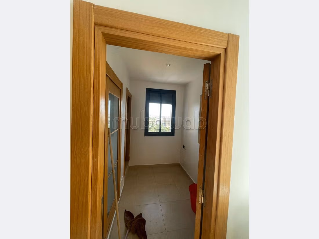 شقة رائعة للإيجار ببوسكورة. 2 غرف جميلة. صالة مغربية تقليدية وباب متين. 