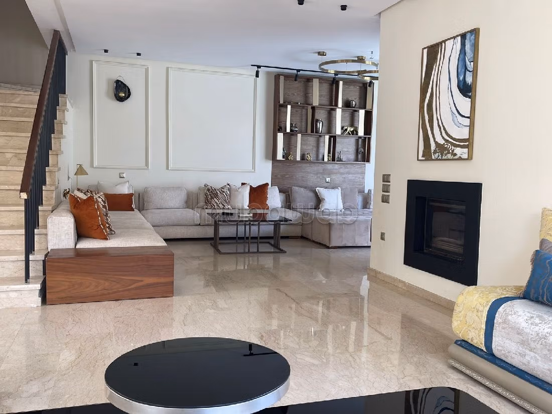 فيلا ممتازة للبيع بحد السوالم. 4 غرف ممتازة. شرفة جميلة وحديقة.