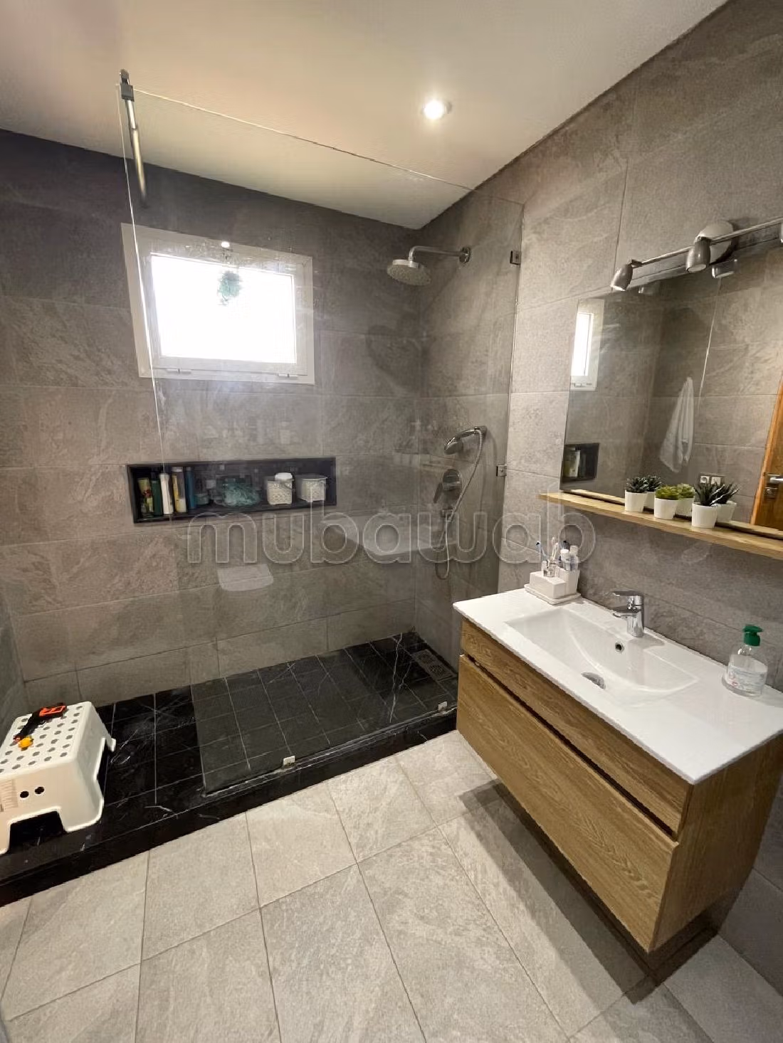 فيلا ممتازة للبيع بحد السوالم. 4 غرف ممتازة. شرفة جميلة وحديقة.