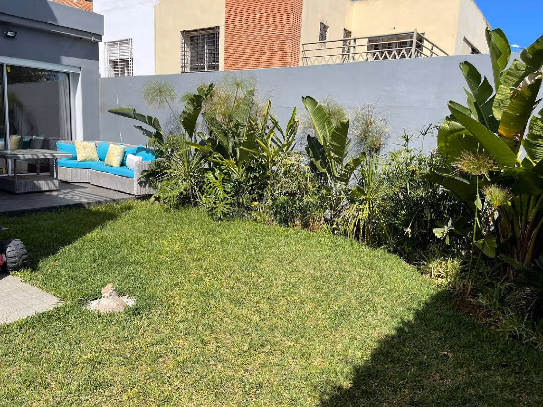 فيلا ممتازة للبيع بحد السوالم. 4 غرف ممتازة. شرفة جميلة وحديقة.