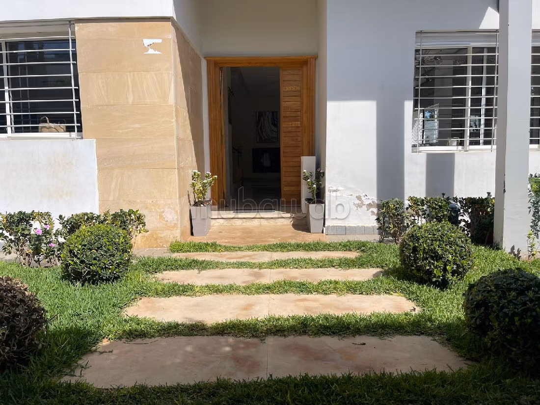 فيلا ممتازة للبيع بحد السوالم. 4 غرف ممتازة. شرفة جميلة وحديقة.