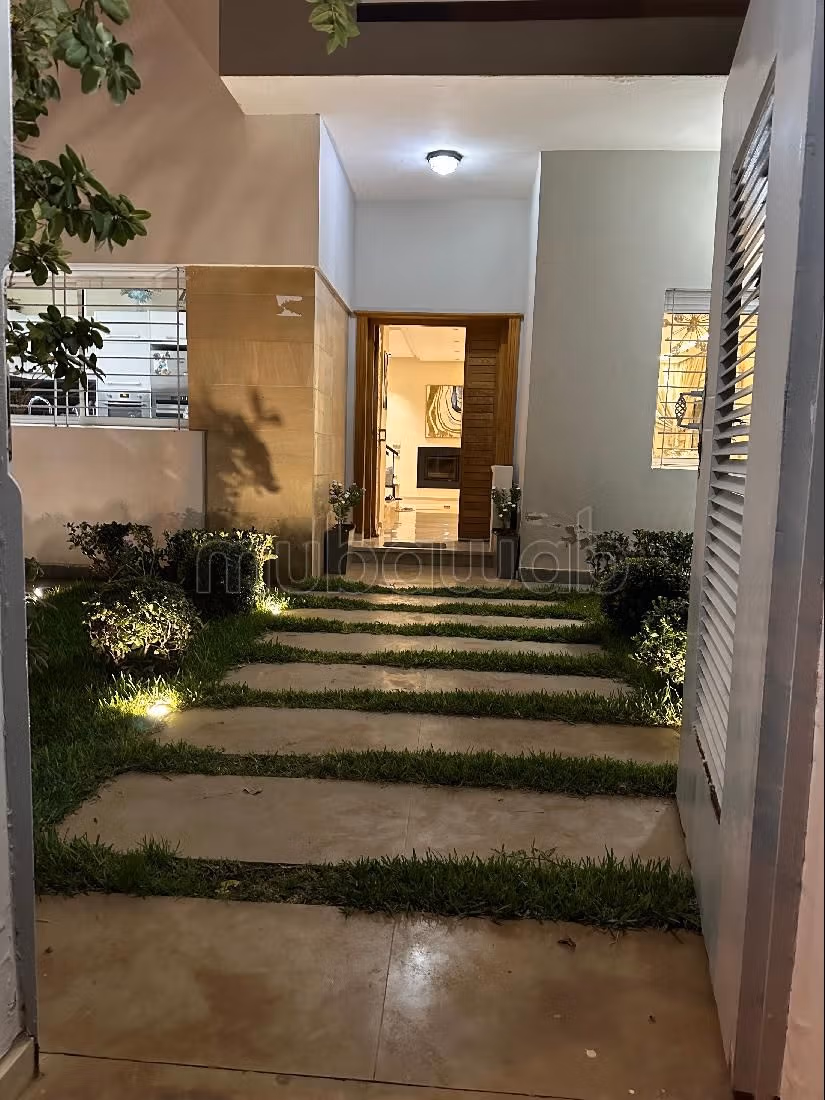 فيلا ممتازة للبيع بحد السوالم. 4 غرف ممتازة. شرفة جميلة وحديقة.