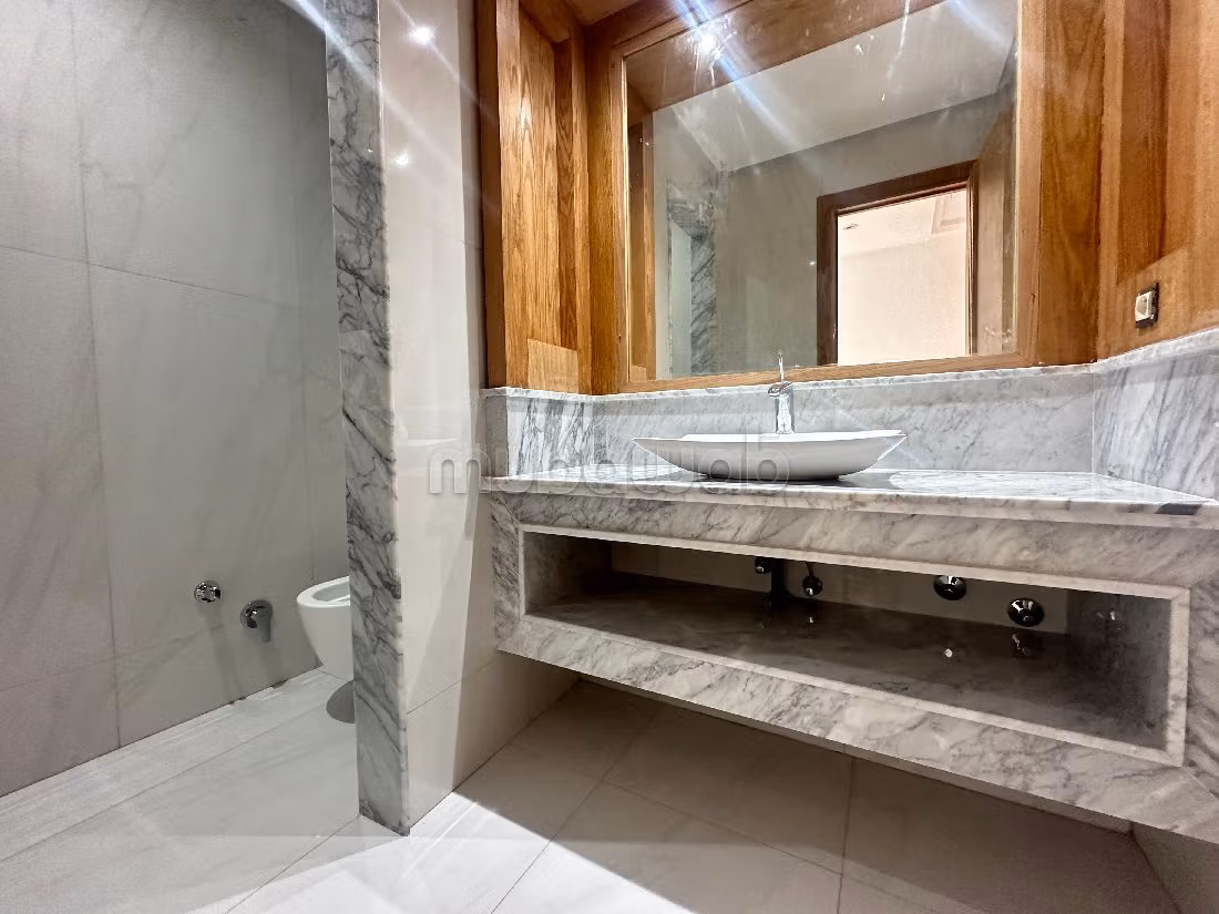 Magnífico piso en alquiler en Casablanca Finance City. 3 bonitas habitaciones. Con ascensor y terraza.