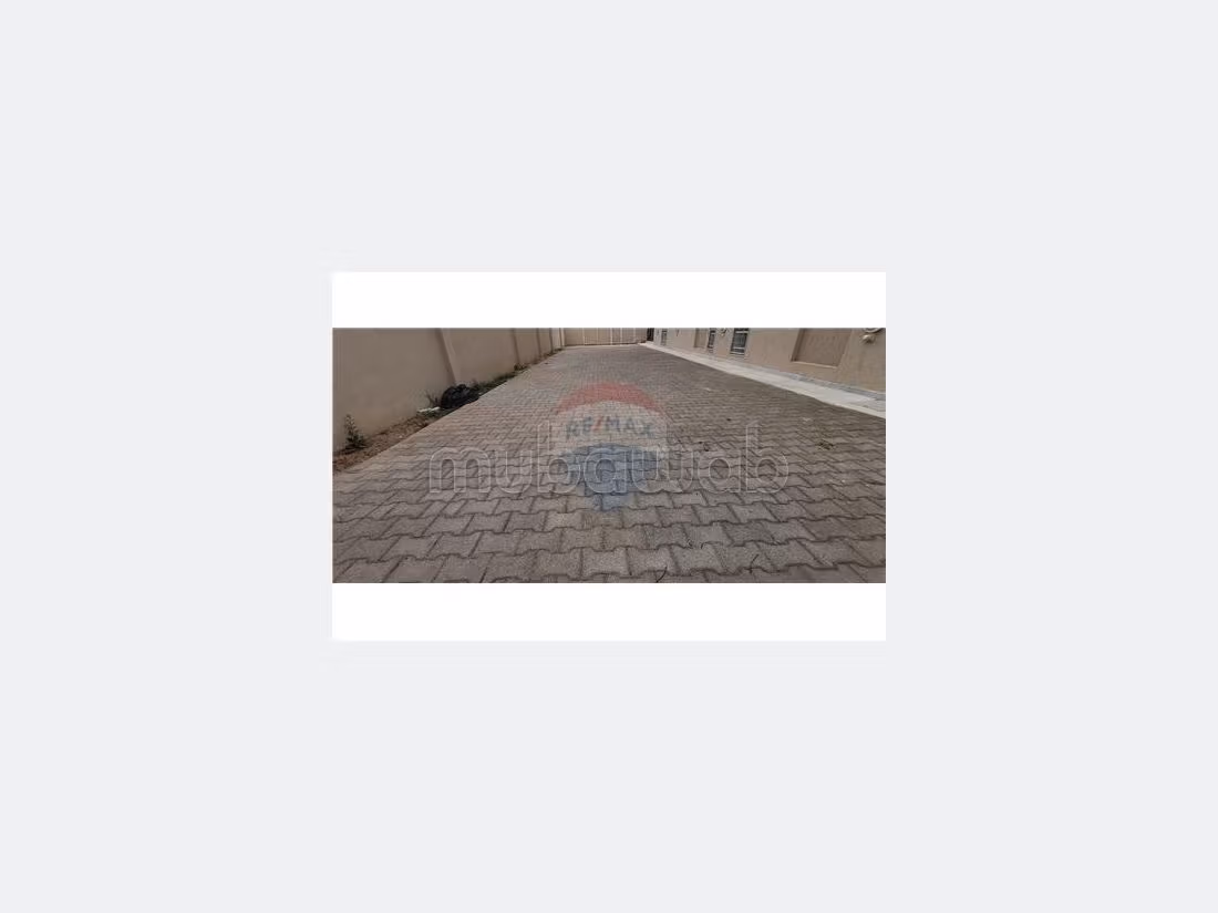 Luxury house for rent. Large area 320 m². Parking spaces and beautiful garden