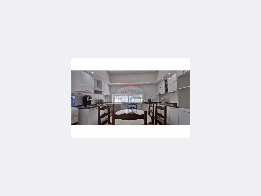 Luxury house for rent. Large area 320 m². Parking spaces and beautiful garden