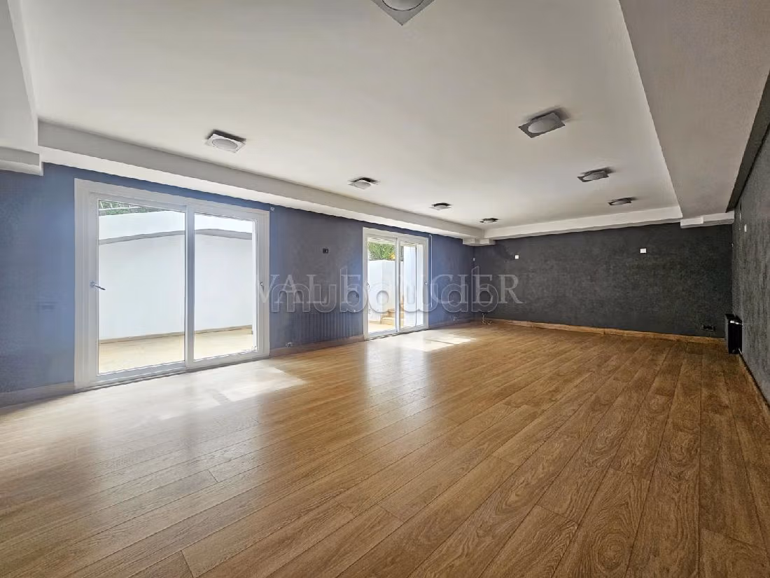 Luxury villa for rent in CIL Hay Salam. Area of 1000 m². Working fireplace, Property with swimming pool