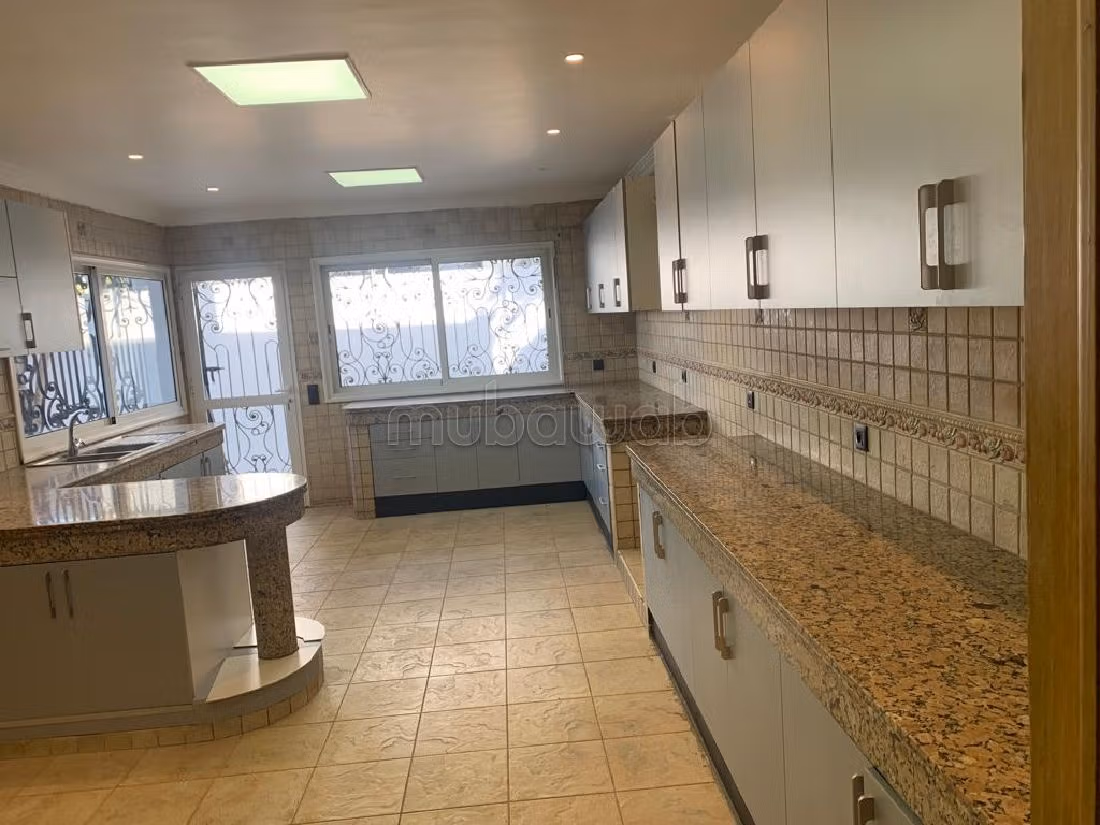 Luxury Villa for rent in Ain Diab. Large area 600 m². Swimming pool and caretaker service.