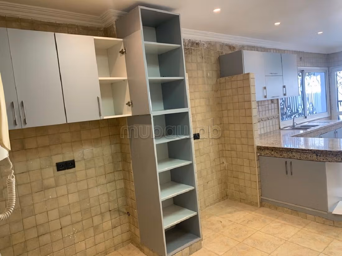 Luxury Villa for rent in Ain Diab. Large area 600 m². Swimming pool and caretaker service.