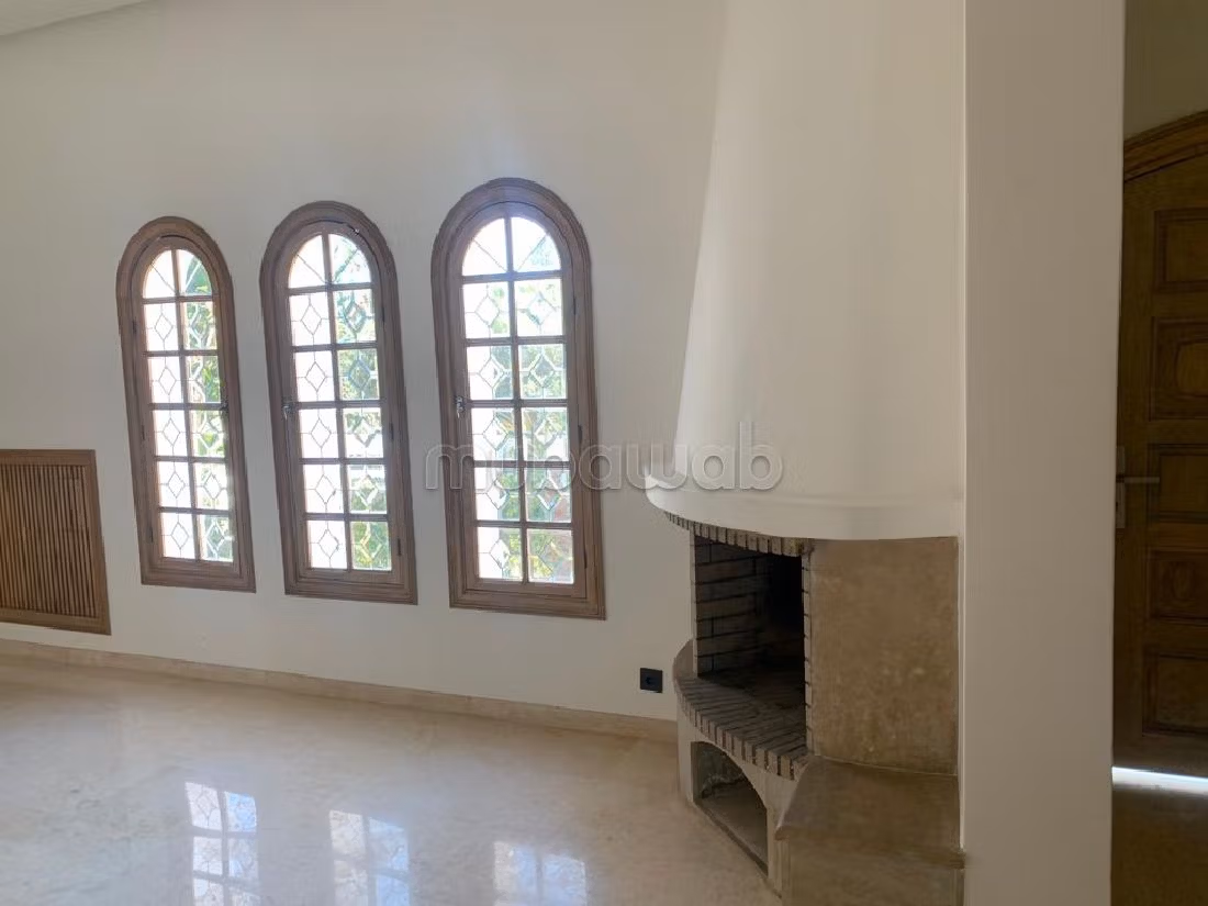 Luxury Villa for rent in Ain Diab. Large area 600 m². Swimming pool and caretaker service.