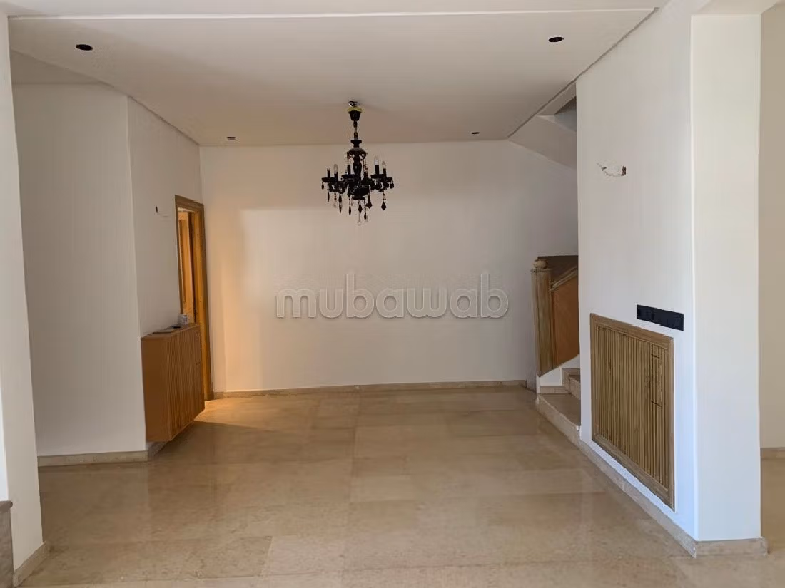 Luxury Villa for rent in Ain Diab. Large area 600 m². Swimming pool and caretaker service.