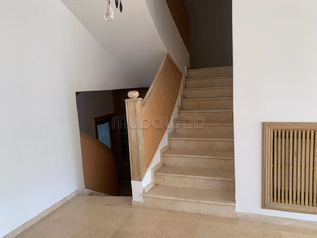 Luxury Villa for rent in Ain Diab. Large area 600 m². Swimming pool and caretaker service.