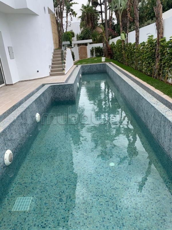 Luxury Villa for rent in Ain Diab. Large area 600 m². Swimming pool and caretaker service.