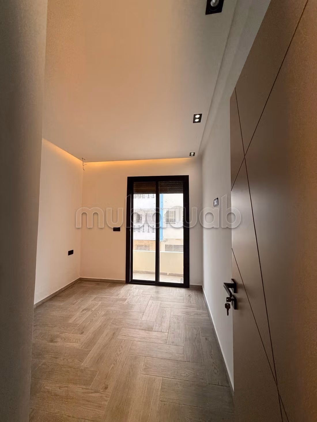 Splendido appartamento da acquistare. 3 camere da letto. Giardino, terrazzo.