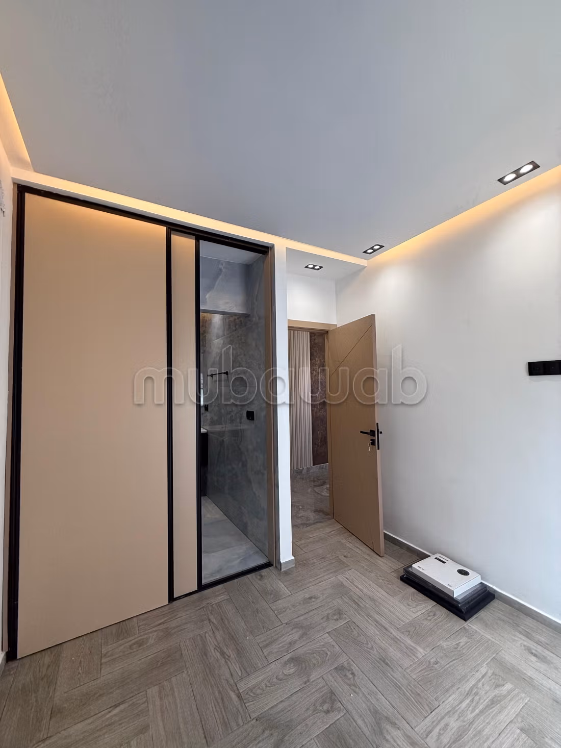 Splendido appartamento da acquistare. 3 camere da letto. Giardino, terrazzo.