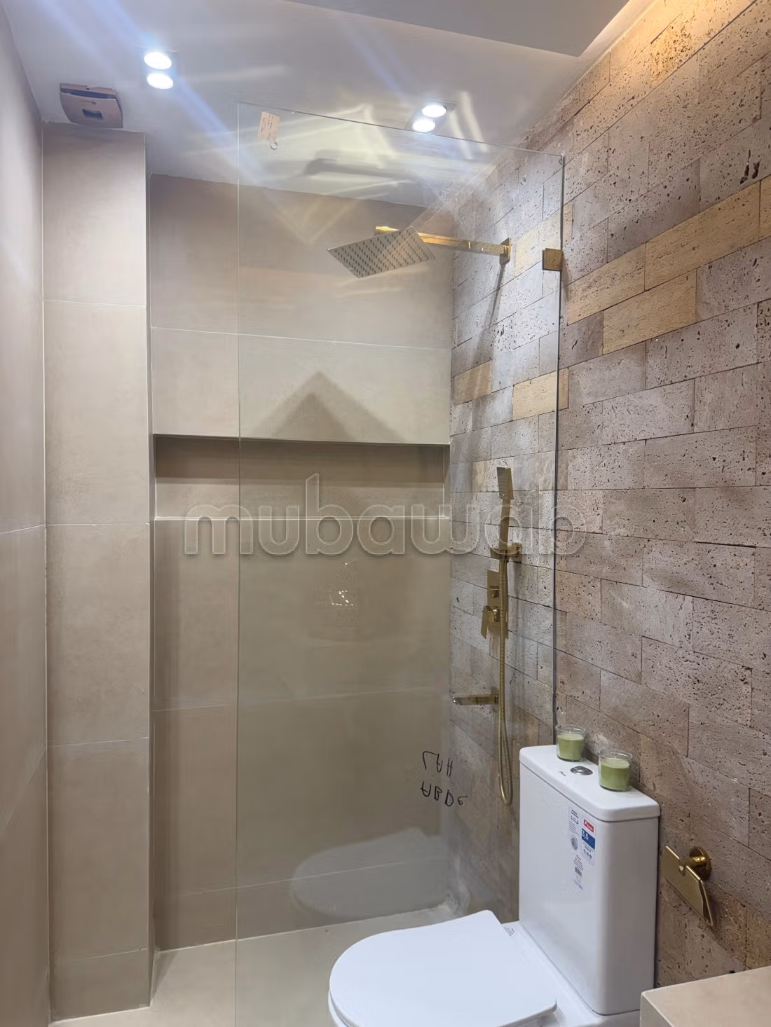 Splendido appartamento da acquistare. 3 camere da letto. Giardino, terrazzo.