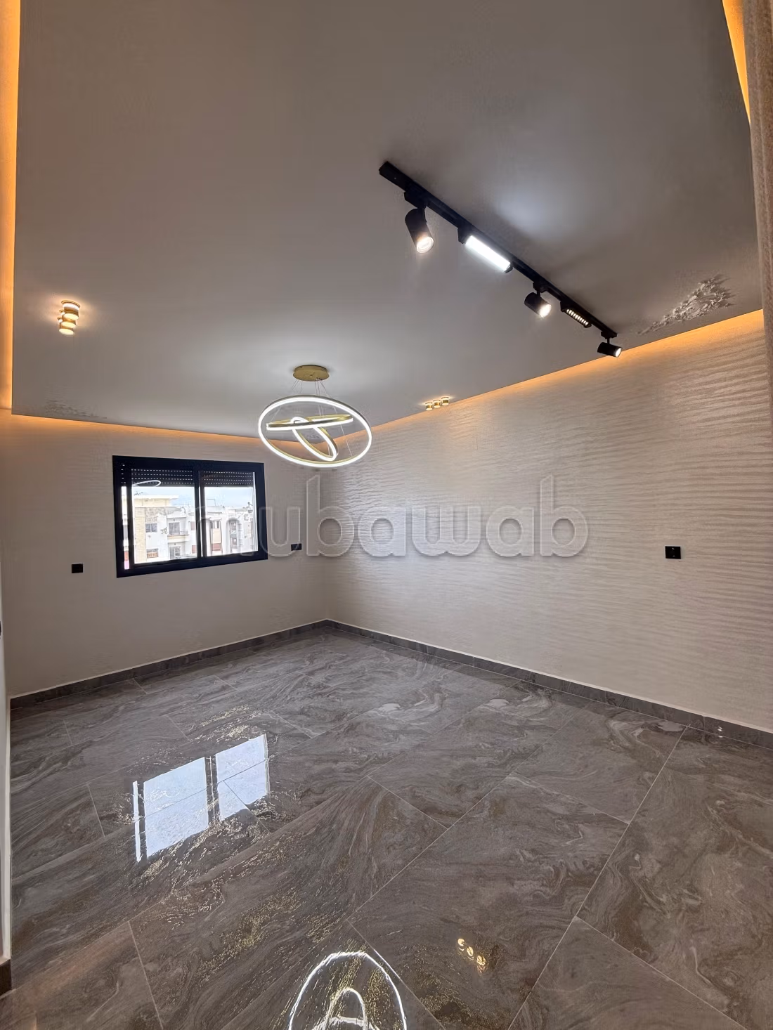 Splendido appartamento da acquistare. 3 camere da letto. Giardino, terrazzo.