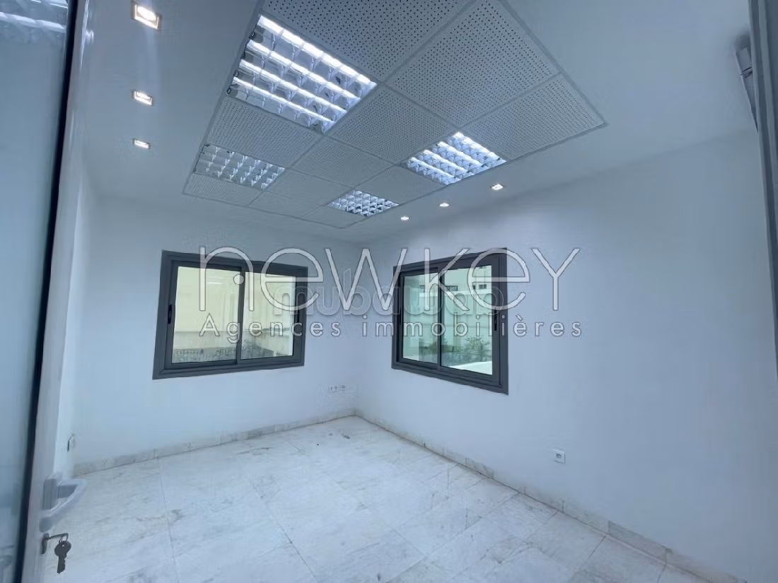 عقارت تجارية للكراء ب ضفاف البحيرة 2. المساحة الإجمالية 150 م². كراج. 