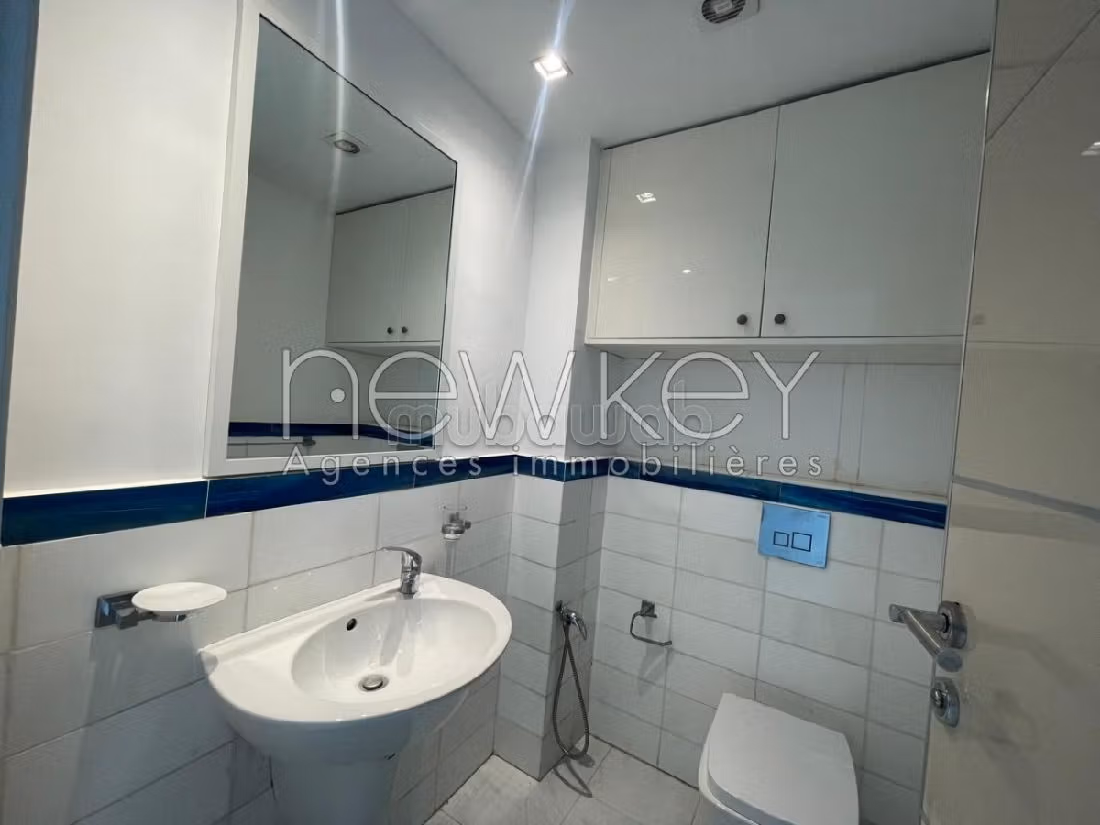 عقارت تجارية للكراء ب ضفاف البحيرة 2. المساحة الإجمالية 150 م². كراج. 