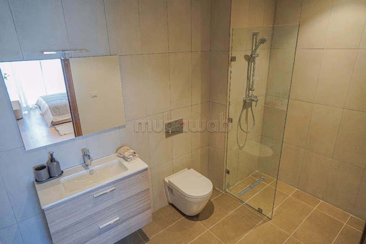 شقة رائعة للبيع. 2 غرف ممتازة. شرفة جميلة وحديقة