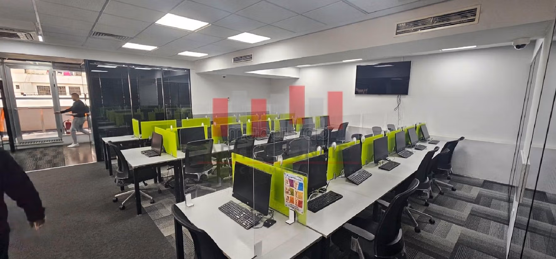 Offices for rent in Port. Small area 680 m². Parking spaces and terrace