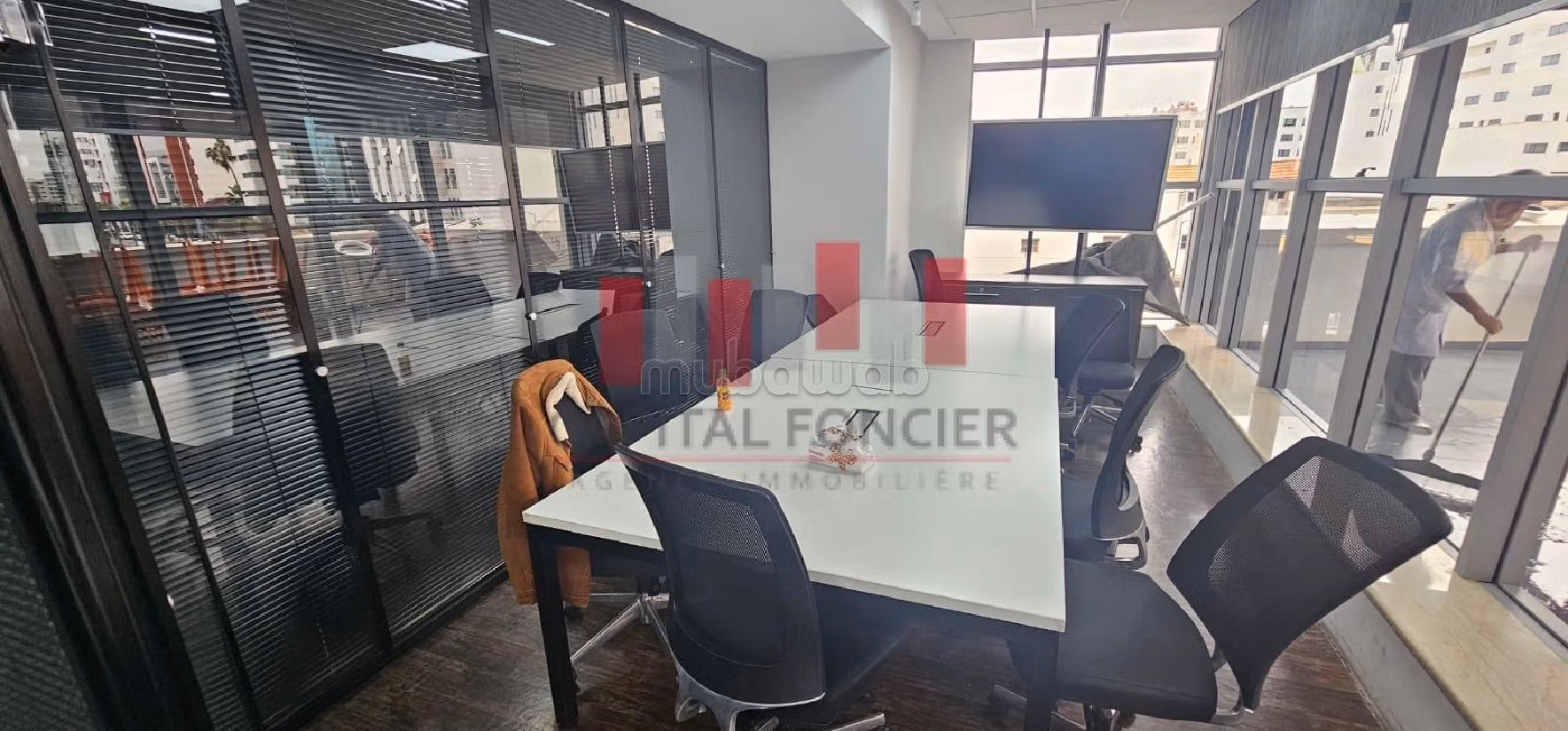 Offices for rent in Port. Small area 680 m². Parking spaces and terrace