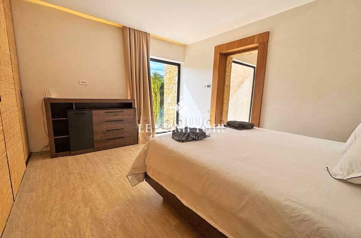 High quality villa for sale in Route Amizmiz. 4 large rooms. Furnishings. 