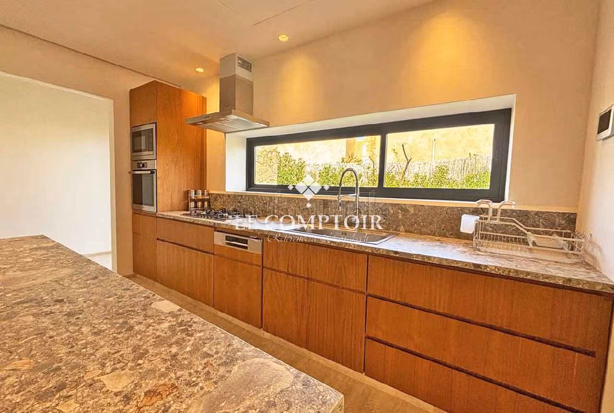 High quality villa for sale in Route Amizmiz. 4 large rooms. Furnishings. 