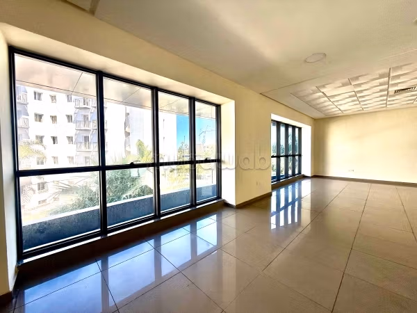 Oficinas en alquiler en Oasis. Gran superficie 300 m². Ventanas de doble acristalamiento y calefacción central