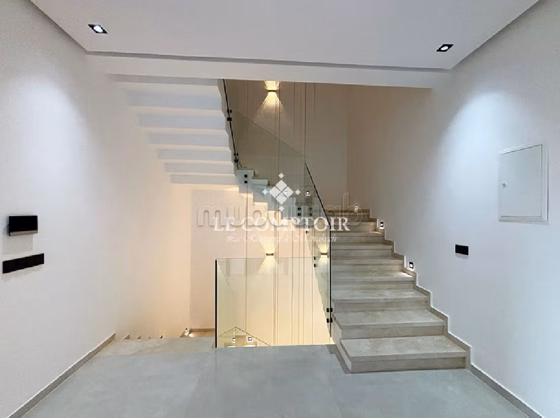 Nu te huur: villa's en luxe woningen in Route de Tahanaout. 5 Ruimtes. Volledig gemeubileerd. 