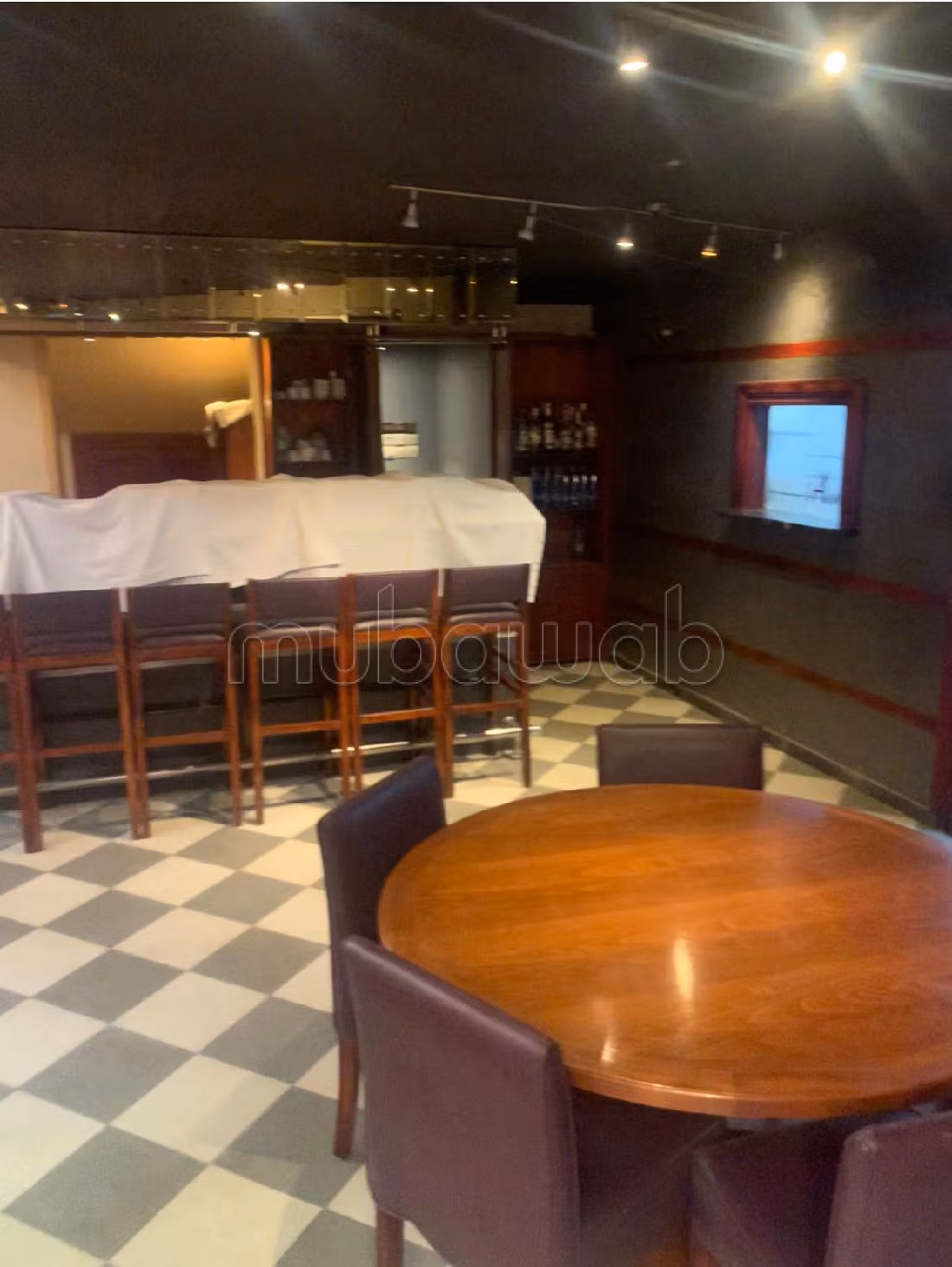 مكاتب ومحلات للبيع بكليز. المساحة 213 م². إقامة مراقبة 24/24.